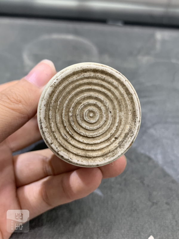 清乾隆青花狮子滚绣球纹鼻烟壶 - 图7